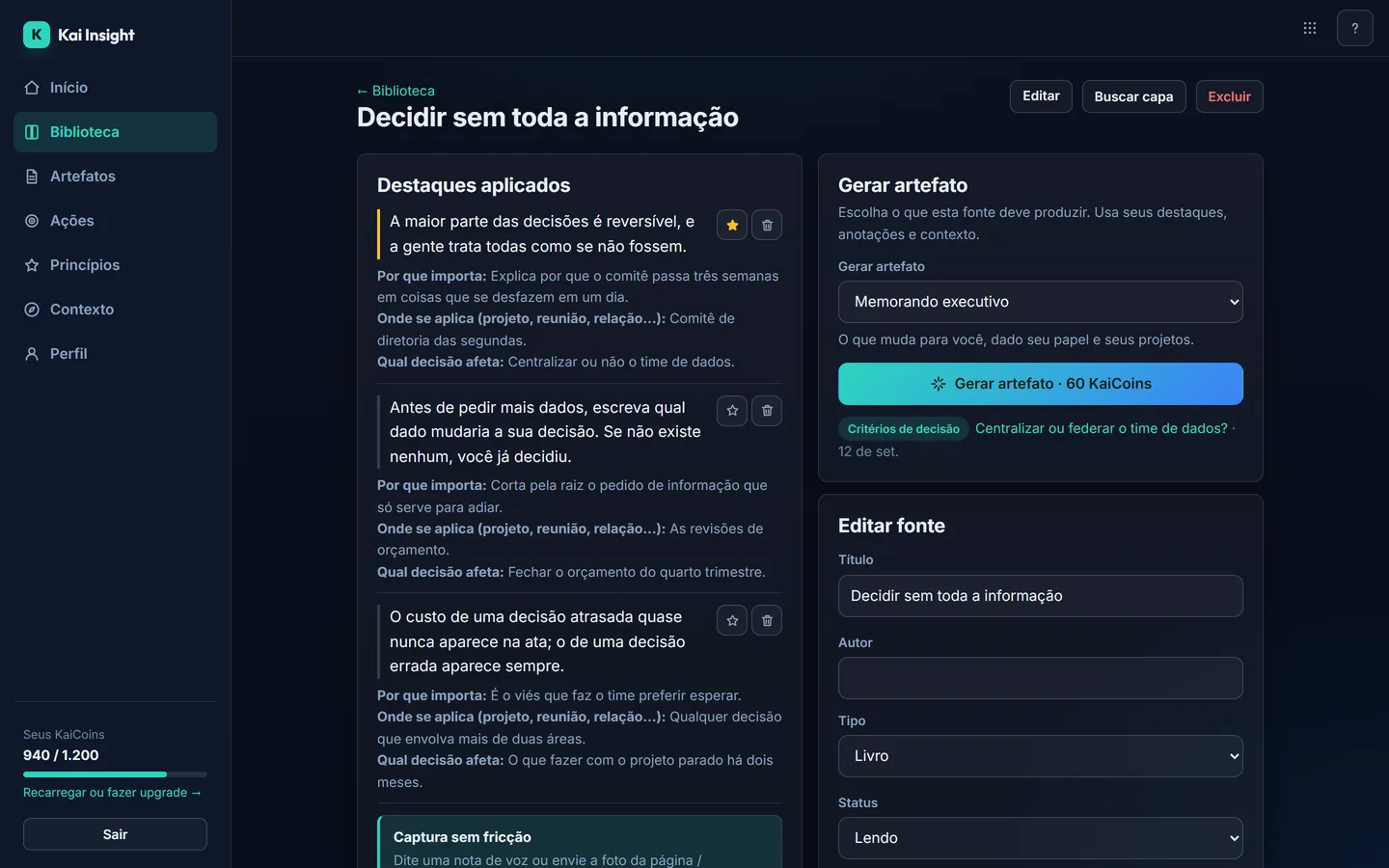 Ficha de um livro no Kai Insight com três destaques, cada um com por que importa, onde se aplica e qual decisão afeta, ao lado do painel que gera o artefato.